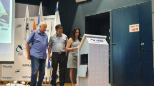 טקס דיפלומות הנדסאי מה"ט - יוחנן דקל מנהל קרן GLB עם ירון ויס ועפרה וודאל