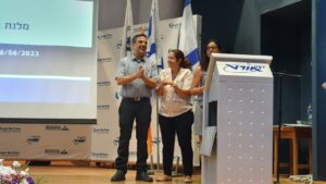 טקס דיפלומות הנדסאי מה"ט - ירון ויס מנהל המכללה, נאוה רימברג ועפרה וודאל