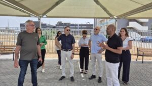 ביקור במתחם הבנייה החדש במכללה - מנהל המכללה מציג את המתחם בפני האורחים