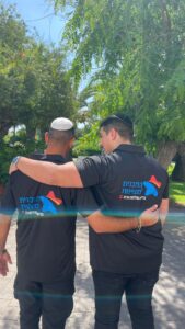 תוכנית המצוינות - סטודנטים עם חולצות שכתוב עליהן תוכנית המצוינות