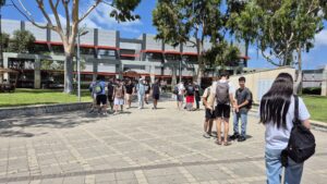 פתיחת שנת הלימודים תשפ"ו - תמונה של חצר המכללה עם הסטודנטים החדשים