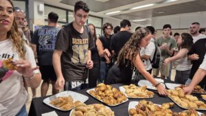 טקס פתיחת שנת הלימודים בעתודה הסטודנטים מתכבדים במאפים