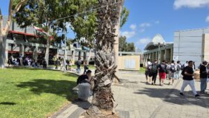 פתיחת שנת הלימודים תשפ"ו - תמונה של חצר המכללה עם הסטודנטים החדשים