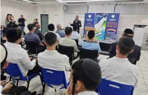 ח"כ בני גנץ הגיע לברך את פתיחת כיתת החרדים במכללה והרב מסביר על התוכנית