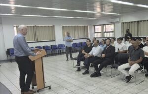 ח"כ בני גנץ הגיע לברך את פתיחת כיתת החרדים במכללה