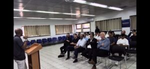 ח"כ בני גנץ הגיע לברך את פתיחת כיתת החרדים במכללה טגיסטו איילי מנהל המכללה הציג את התוכנית