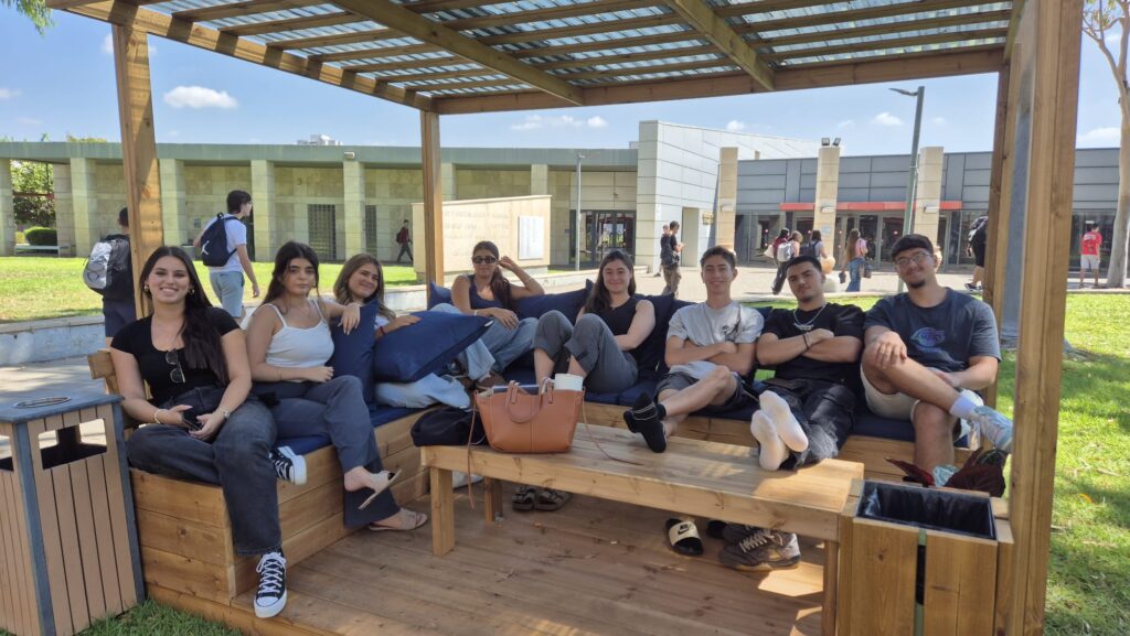 הסטודנטים שלנו מהעתודה ממסלול תעשיה וניהול בהפסקה יושבים בגזיבו החדש