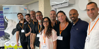 תלמידי מסלול המצויינות בסמינר - תמונה קבוצתית עם עופרה הדיקאנית וטאגיסטו מנהל המכללה