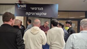 המועמדים עם ראש מגמת אלקטרוניקה