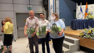טקס הענקת דיפלומות עתודה תשפ"ה - המרצים קיבלו עציצים לתודה
