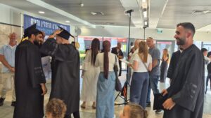 טקס הענקת דיפלומות - מה"ט תשפ"ה האורחים עם הבוגרים באודיטוריום בלובי לקראת הטקס