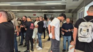 טקס הענקת דיפלומות - מה"ט תשפ"ה האורחים עם הבוגרים בלובי המכללה