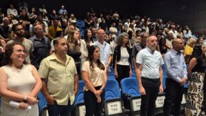 טקס הענקת דיפלומות - מה"ט תשפ"ה האורחים עם הבוגרים באודיטוריום עומדים דום לשירת התקוה