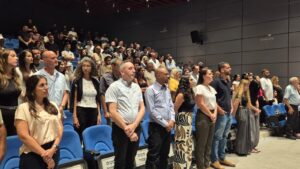 טקס הענקת דיפלומות - מה"ט תשפ"ה האורחים עם הבוגרים באודיטוריום עומדים דום לשירת התקוה