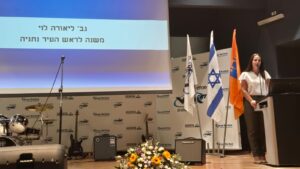 טקס הענקת דיפלומות - מה"ט תשפ"ה גב' ליאורה לוי משנה לראש העיר נתניה מברכת את הבוגרים