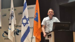 טקס הענקת דיפלומות - מה"ט תשפ"ה מר יוסי יאשי מברך את הבוגרים