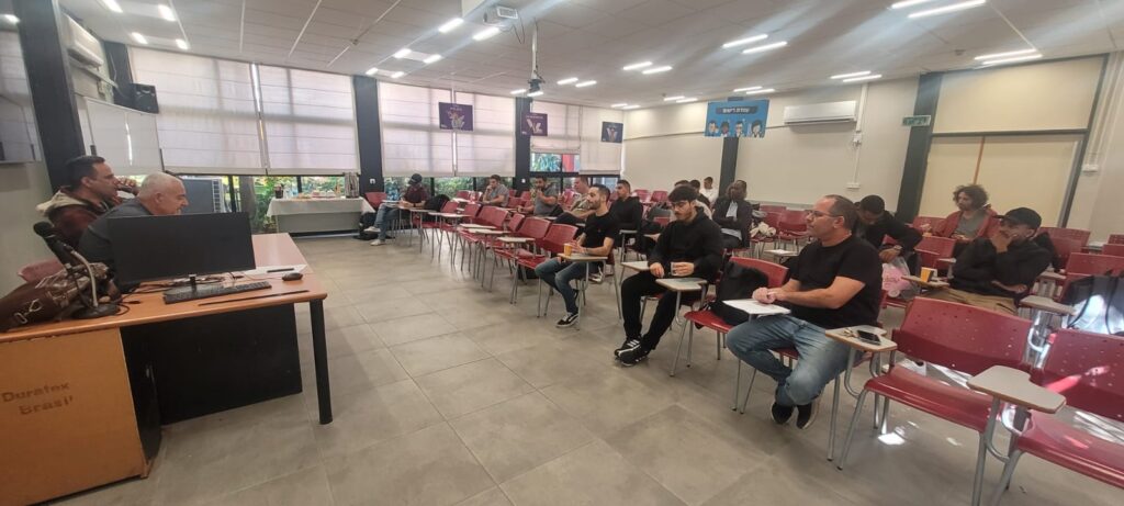 נציגי חברת SDS בביקור כיתת חשמל א בוקר כיתה מפעלית בשיתוף חברת SDS.