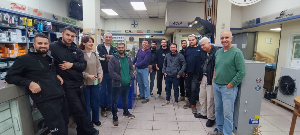 סטודנטים שנה ג במחלקת הנדסאי קירור ומיזוג אוויר בביקור בחברת "דיין מוצרי קירור"