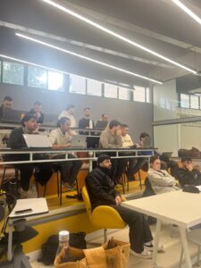 מנהלת השיווק של חברת Log On, בהרצאה בנושא הכנת הסטודנטים לקראת היציאה לעבודה בחברות ההייטק