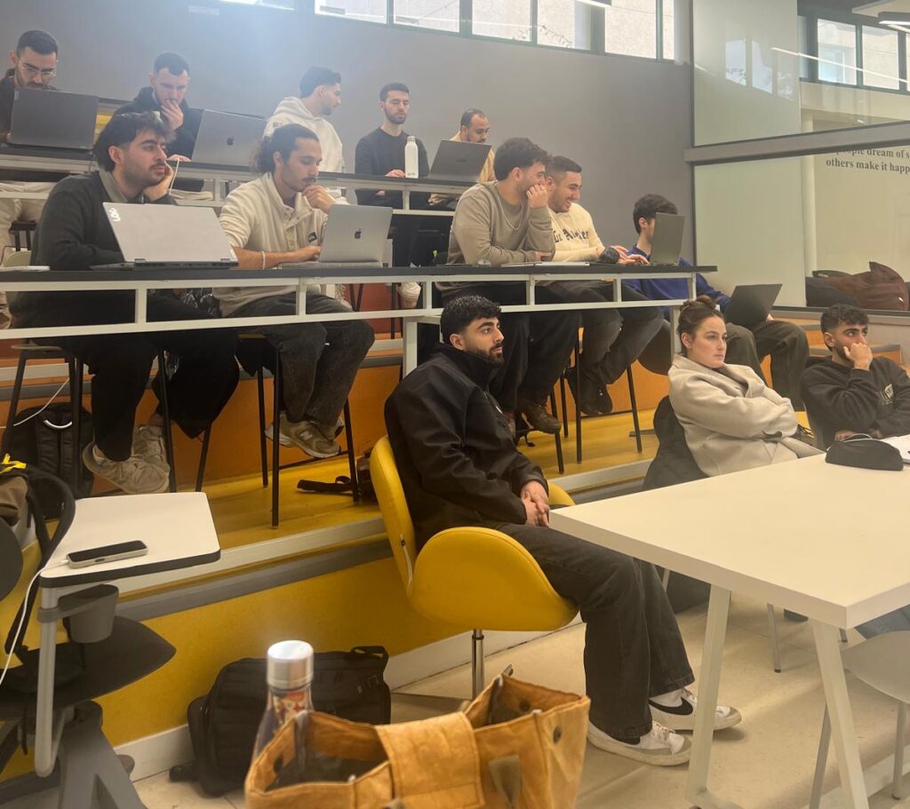 מנהלת השיווק של חברת Log On, בהרצאה בנושא הכנת הסטודנטים לקראת היציאה לעבודה בחברות ההייטק