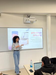 מנהלת השיווק של חברת Log On, בהרצאה בנושא הכנת הסטודנטים לקראת היציאה לעבודה בחברות ההייטק