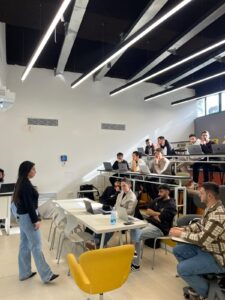 מנהלת השיווק של חברת Log On, בהרצאה בנושא הכנת הסטודנטים לקראת היציאה לעבודה בחברות ההייטק