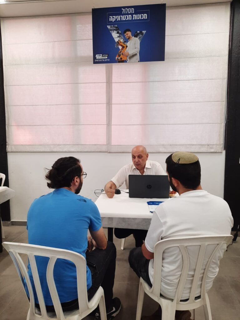 פגישה בערב הפתוח עם ראש המחלקה למכטרוניקה-מכונות