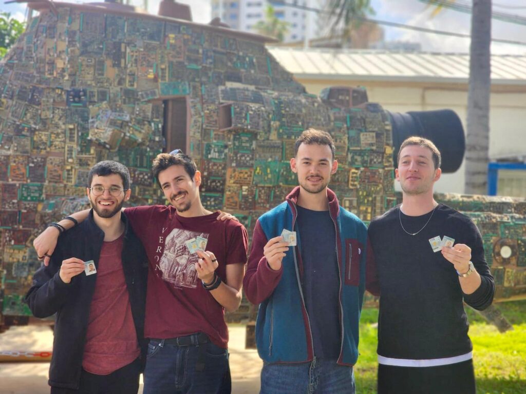 הבוגרים עם תעודת השחרור ביום השחרור מצה"ל