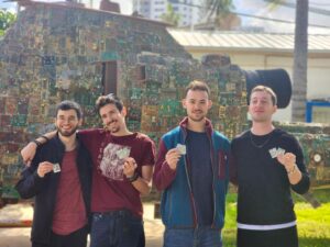 הבוגרים עם תעודת השחרור ביום השחרור מצה"ל