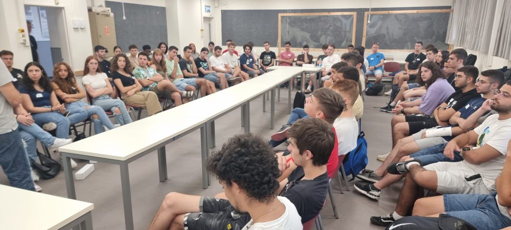 תחילת לימודים תמונת כיתה עם סטודנטים