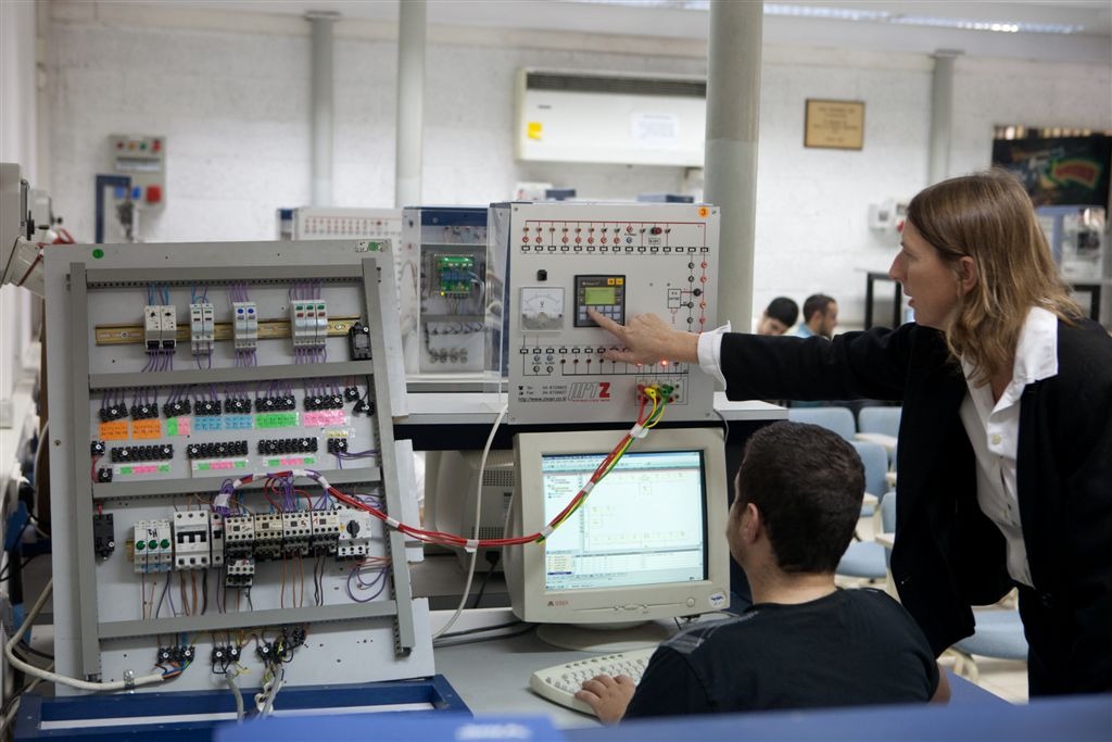 במעבדת חשמל סטודנטים לומדים את המערכות חשמל מכללת אורט סינגאלובסקי