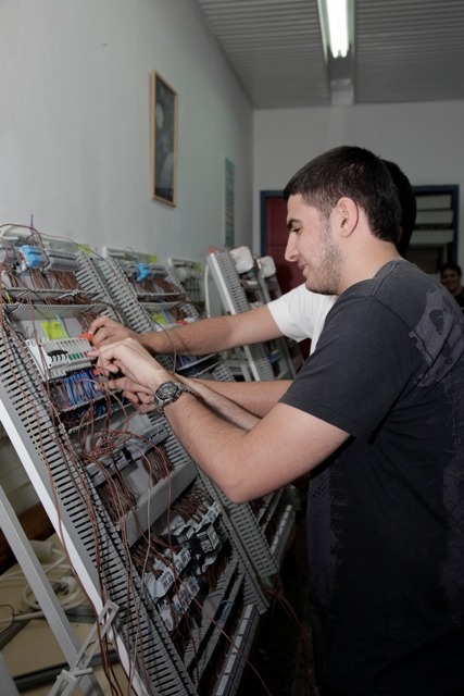 במעבדת חשמל סטודנטים לומדים את המערכות חשמל