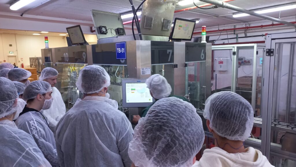 כיתת י"ד חשמל ממכללת אורט קריית ביאליק בסיור מקצועי בתעשייה