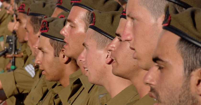 מספר חיילים עומדים בשורה. תומנה מקור httpspixabay.comphotossoldiers-army-men-persons-israel-197797