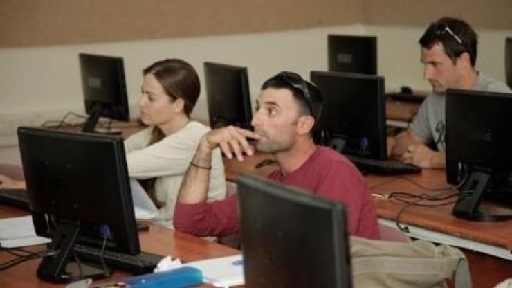 כיתת לימוד עם סטודנטים ומחשבים