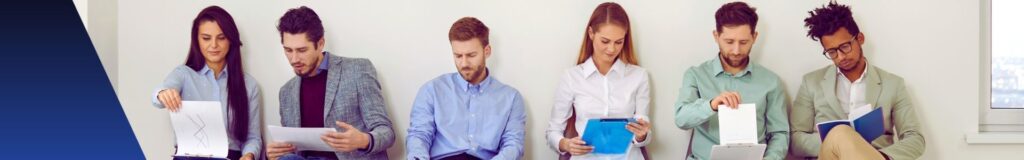 משרות רשת אורט -אנשים יושבים ומסתכלים בדפים