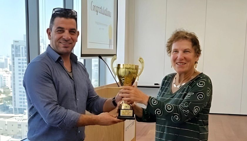 טקס העברת גביע למכללת אורט בראודה בכרמיאל על אחוז מדופלמים הגבוה בארץ.