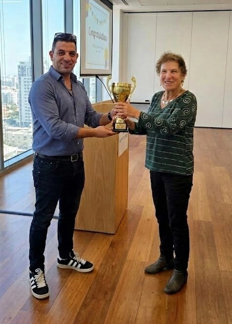 תמונה של מר דניאל פוזלניץ מנהל מכללת אורט רחובות וד"ר סיגל קורם מנהלת המכללה להנדסאים אורט בראודה כרמיאל בטקס העברת גביע מדופלמי מה"ט