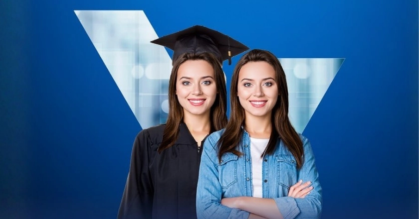 השלמה לתואר ראשון מהנדסאי. רואים 2 בנות זהות עומדות אחד ליד השניה אחת מהן עם לבוש של מסיימת תואר